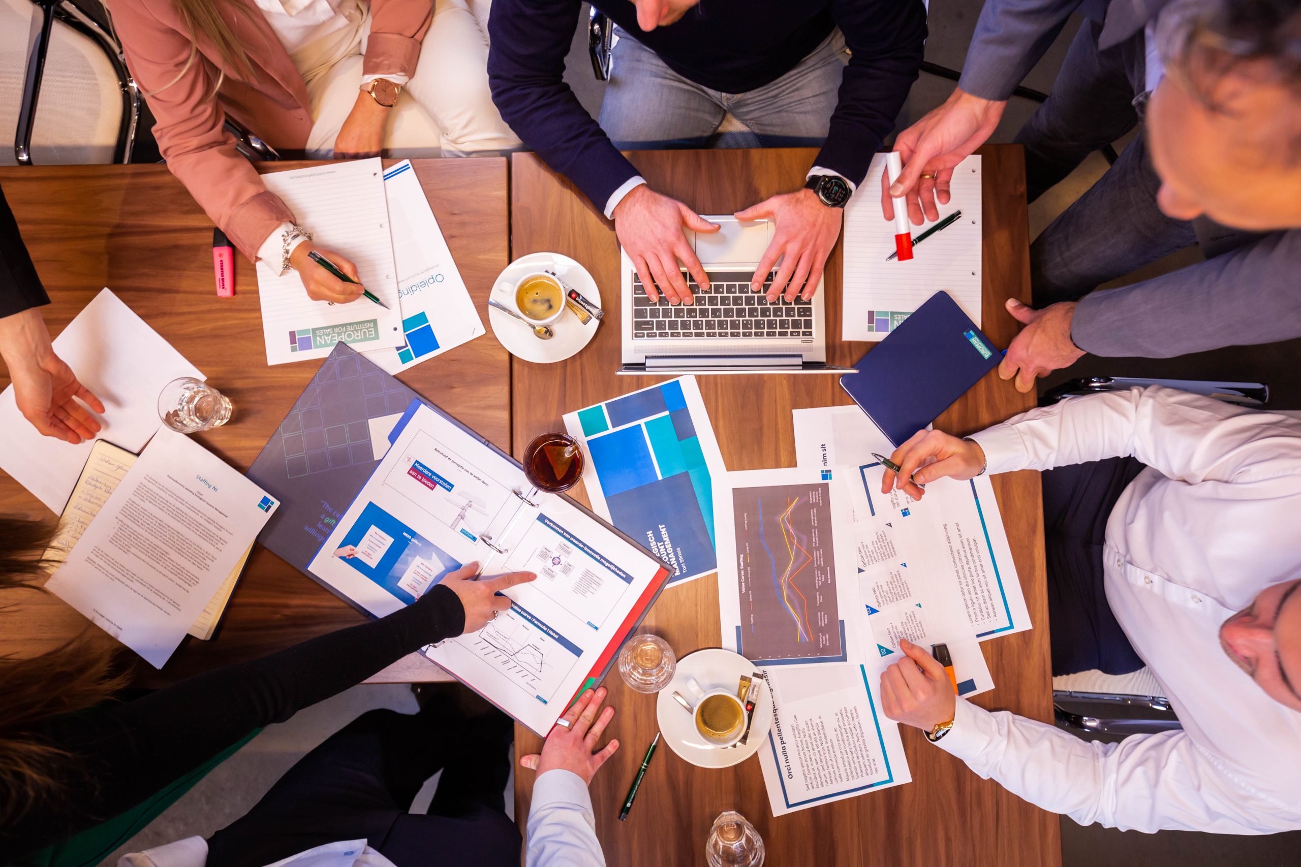 Groep professionals bespreekt een casus